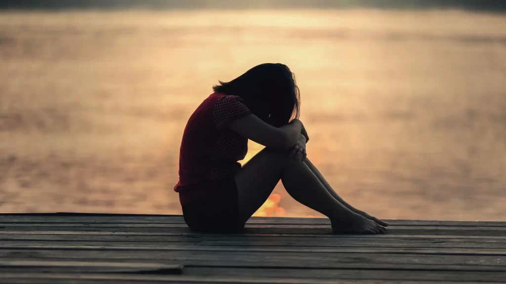 mujer triste y acostada