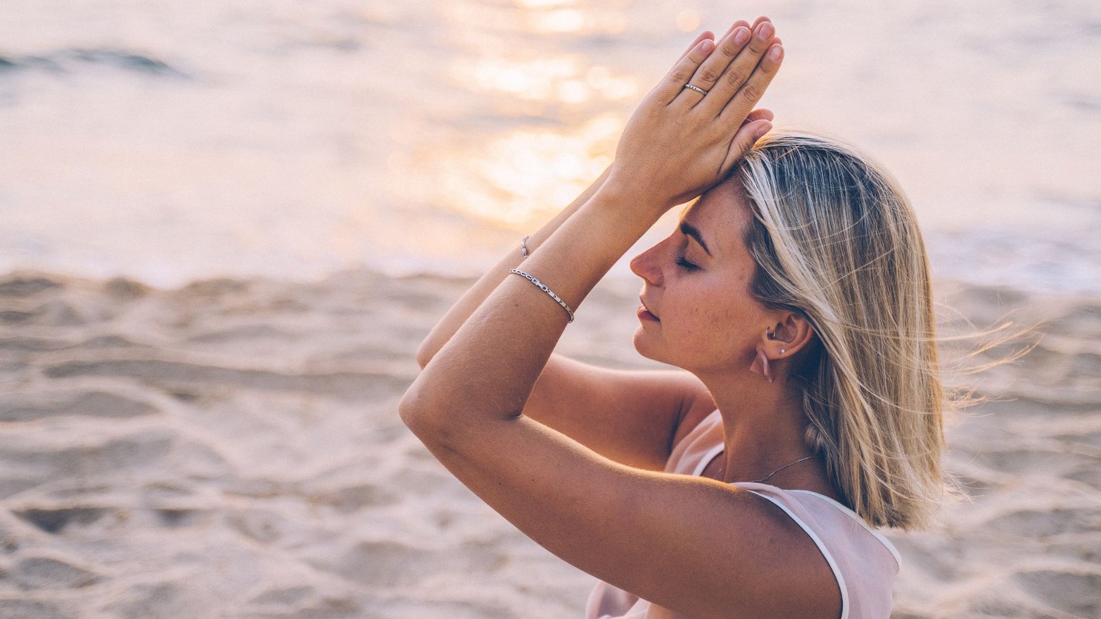 imagen de mujer rezando