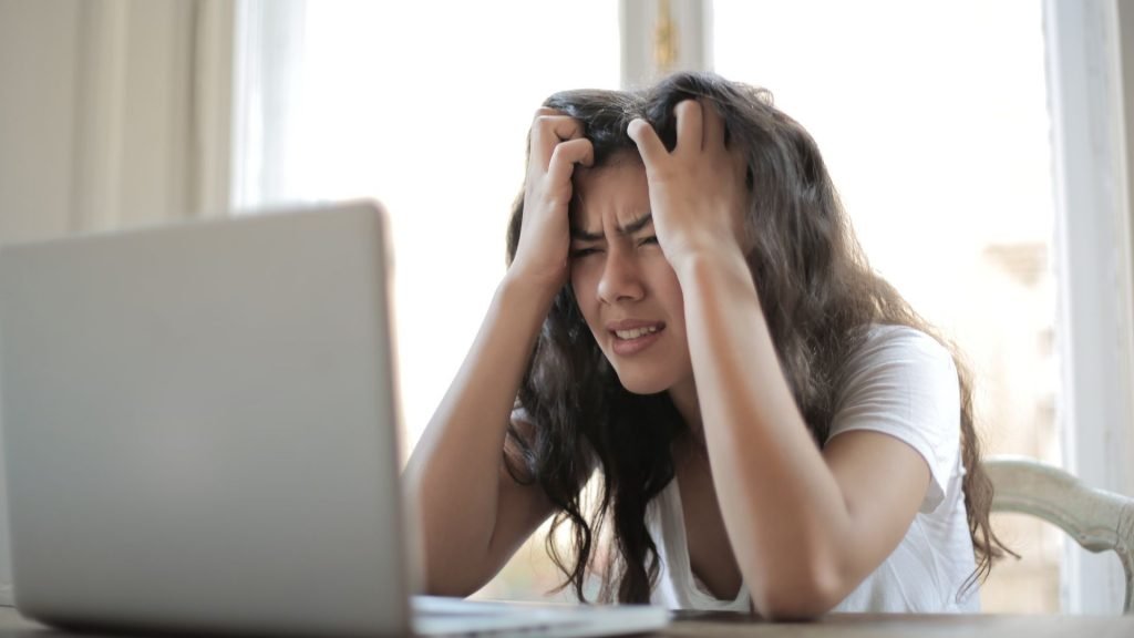 mujer estresada con creencias limitantes